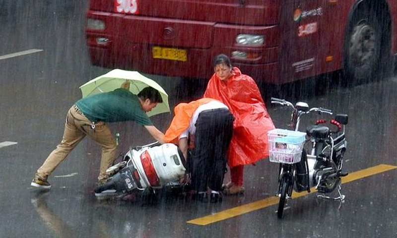電動(dòng)車騎行不開燈易釀事故：法律無規(guī)定，交警定責(zé)時(shí)考慮“黑燈”因素合理嗎？